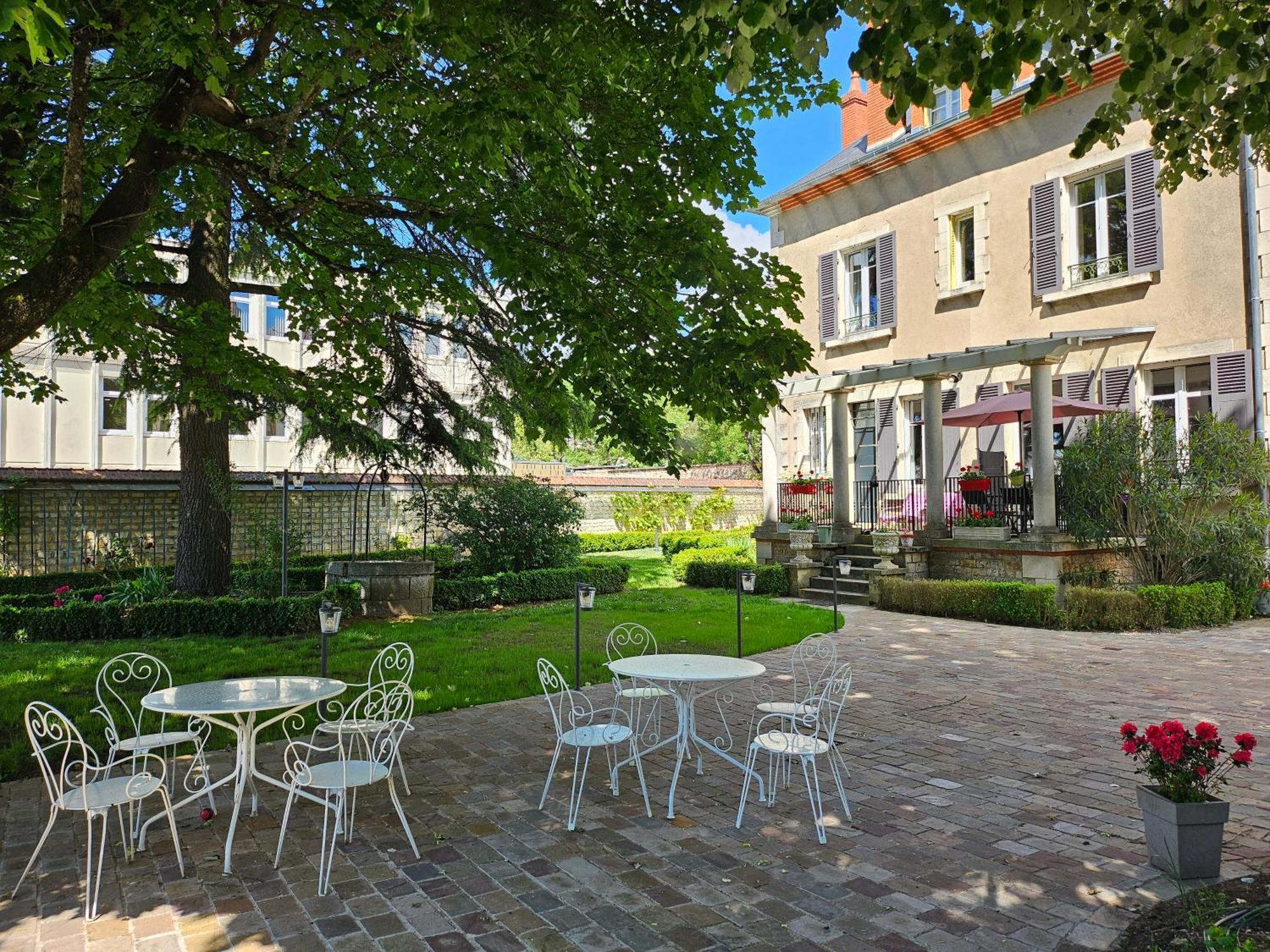 Chambres D'Hotes De Luxe Cote Parc-Cote Jardin Avec Parking Prive Gratuit Nevers Exterior photo