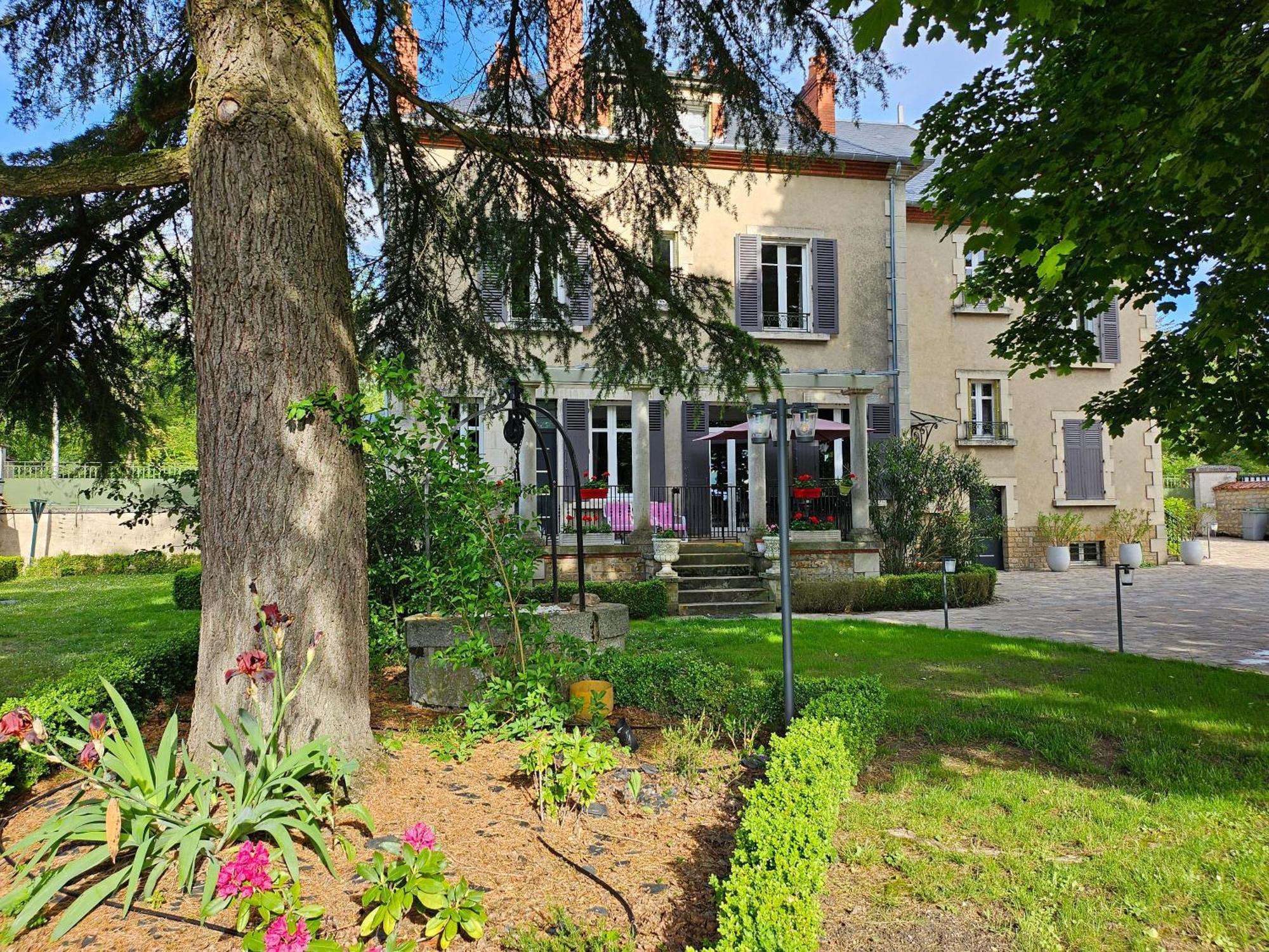 Chambres D'Hotes De Luxe Cote Parc-Cote Jardin Avec Parking Prive Gratuit Nevers Exterior photo
